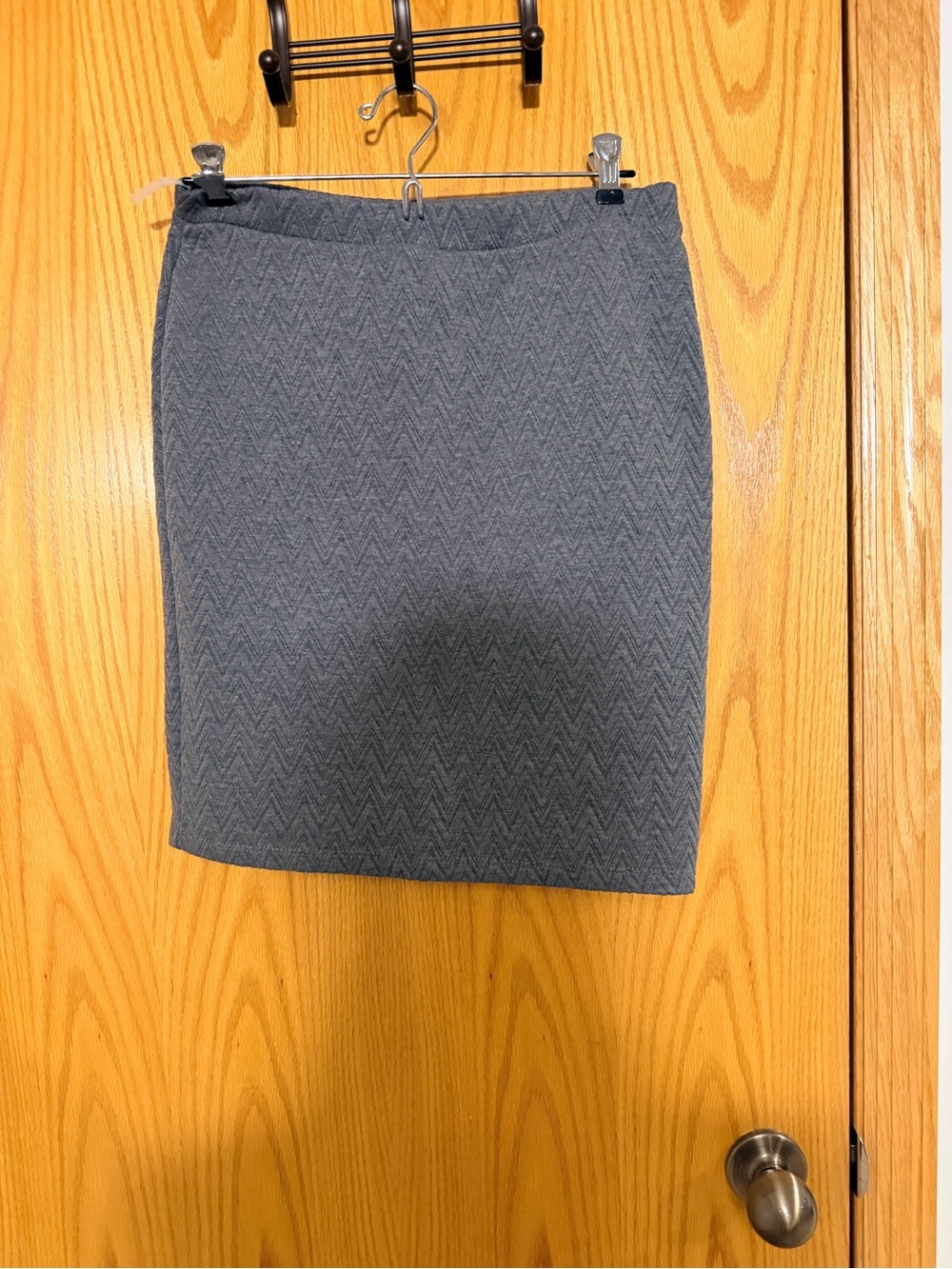 Romeo & Juliet Couture Gray Chevron Pencil Skirt